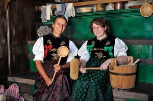 Margret Köpfer (li.) und Pia Kohlbrenner vom Team des Holzschneflermusuems Resenhof in Bernau. Foto: Birgit-Cathrin Duval Margret Köpfer (li.) und Pia Kohlbrenner vom Team des Holzschneflermusuems Resenhof in Bernau. Foto: Birgit-Cathrin Duval