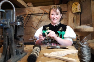 Bürstenmacherin bei den Holzschneflertagen im Resenhof. Foto: Birgit-Cathrin Duval Bürstenmacherin bei den Holzschneflertagen im Resenhof. Foto: Birgit-Cathrin Duval