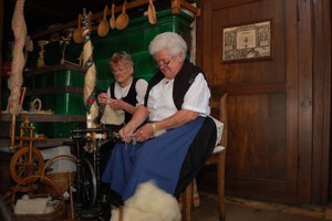 Wolle spinnen, Socken stricken im Schwarzwälder Holzschneflermuseum Resenhof in Bernau im Schwarzwald. Foto: Heike Budig Wolle spinnen, Socken stricken im Schwarzwälder Holzschneflermuseum Resenhof in Bernau im Schwarzwald. Foto: Heike Budig