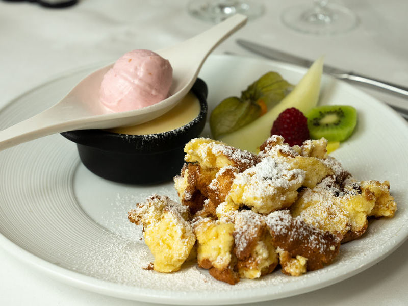 Herrlicher Kaiserschmarrn mit frischem Obst, Eis und einer leckeren So�e.
